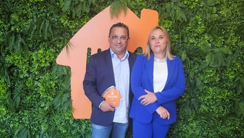 Domenico Bartolotta e Isabel Blanco recogiendo un premio como una de las mejores pizzas de Espa�a con servicio a domicilio