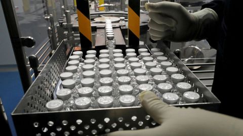 Un t�cnico de laboratorio trabajando con remdesivir, uno de los f�rmacos descartados en la primera fase de ensayos de la OMS con tratamientos para el covid-19