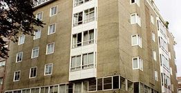 Edificio de  viviendas proyectado por el aquitecto Alejandro de la Sota en la calle R�estra.