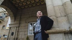 Jos� Manuel Rodr�guez, frente al Concello, para el que lleva trabajando m�s de 40 a�os.