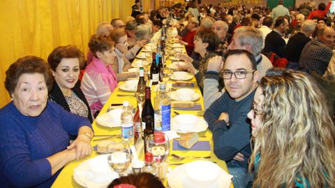 Codillo.M�s de 1.050 comensales se citaron en la Festa do Codillo