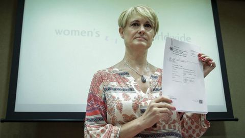 �ngela Gonz�lez, en una imagen del 2014, durante su comparecencia ante los medios en Madrid, despu�s de conocerse el dictamen de Naciones Unidas que reconoce la negligencia del Estado espa�ol a la hora de proteger a la menor asesinada