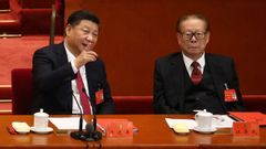 Xi Jinping, junto al fallecido Jiang Zemin, en octubre del 2017