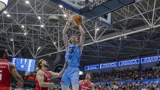 Danko Brankovic, p�vot del Breog�n, realiza un mate contra el B�squet Girona en el Pazo dos Deportes de Lugo en la jornada 32 de la Liga Endesa 2025-2026