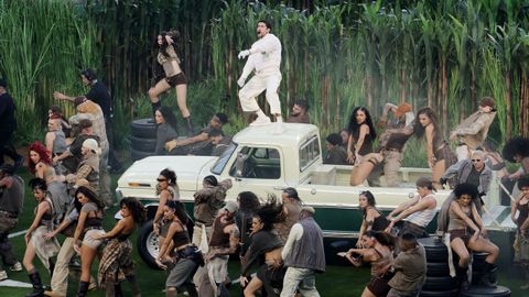 Bad Bunny transform� el escenario de la Super Bowl en una colorida oda a Latinoam�rica