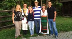 Bohdana Voroshchuk y Xavier Fraiz, en el centro, en una visita a Ucrania hace unos a�os