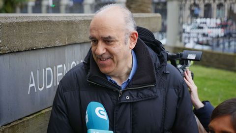 El lotero Manuel Reija, a su llegada a la primera sesi�n del juicio de la primitiva millonaria de A Coru�a