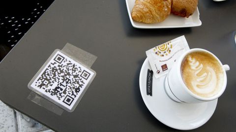 Un c�digo QR sobre la mesa de una cafeter�a.