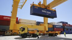 Descarga de contenedores en el muelle de Caneli�as, en una imagen de archivo