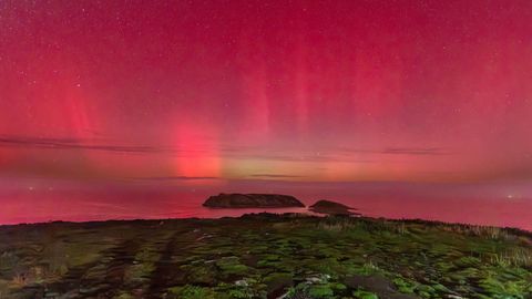 Auroras boreales esta noche desde el Cabo de San Adrin, en Malpica, con las Islas Sisargas al fondo