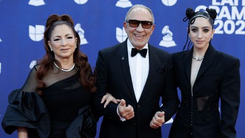 Gloria Estefan con el productor Emilio Estefan y la hija de ambos, Emily 