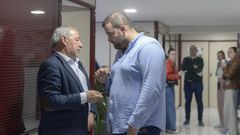 Tom� e Iv�n Castro durante el recuento de votos de las primarias celebradas el pasado abril y en las que el monfortino se impuso por 58 votos