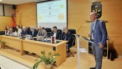 A la derecha de la imagen, Serrulla durante su intervenci�n. En el extremo izquierdo de la mesa, Carmen Eir�