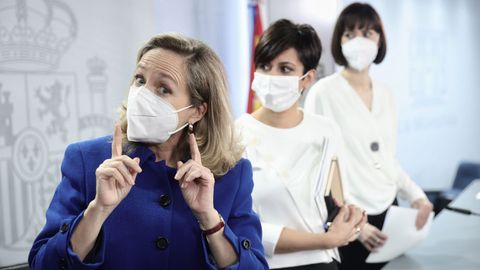 La vicepresidenta primera y ministra de Asuntos Econ�micos y Transformaci�n Digital, Nadia Calvi�o; la ministra Portavoz, Isabel Rodr�guez y la ministra de Ciencia e Innovaci�n, Diana Morant, este martes, en la rueda de prensa tras la reuni�n del Consejo de Ministros.