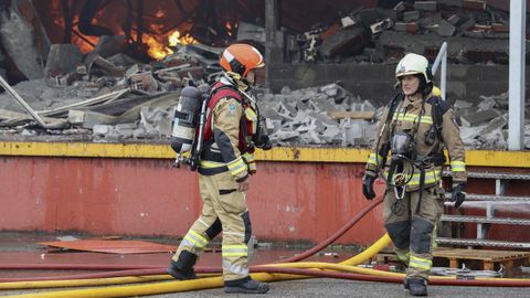 Los Bomberos del Servicio de Emergencias del Principado de Asturias (SEPA) han desplegado un amplio operativo para tratar de extinguir un incendio de grandes dimensiones que se ha originado en una nave del polgono industrial de Silvota, en el concejo de Llanera. 