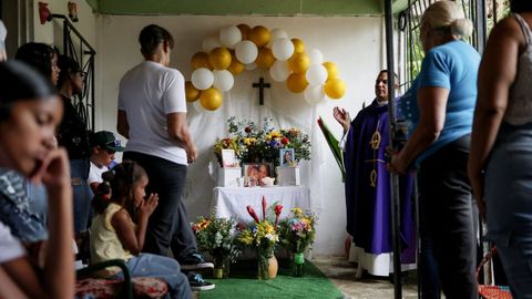 Funeral en La Guaira por dos v�ctimas de los se�smos, madre e hija, de 29 y 2 a�os.
