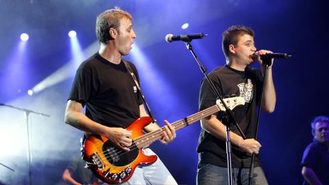 Dani Mart�n y David Summers durante el concierto de El Canto del Loco y Hombres Ge en el Coliseum en junio del 2005