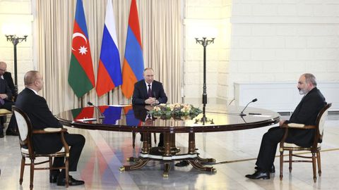 El primer ministro armenio, Nikol Pashinin (derecha), junto al presidente ruso, Vladimir Putin, y su homlogo azer, Ilham Aliyev