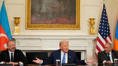 De izquierda a derecha, Ilham Aliyev, presidente de Azerbaiyán, el presidente estadounidense, Donald Trump, y Nikol Pashinyan, primer ministro de Armenia, durante una ceremonia de firma en el Comedor de Estado de la Casa Blanca en Washington.