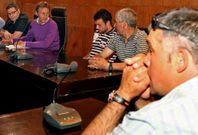 La junta directiva se reuni� a �ltima hora de la tarde de ayer para tomar una decisi�n.