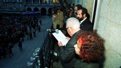 Francisco Fernndez del Riego desde o balcn da Casa Consistorial, xunto a Branca Rodrguez Pazos e Jos Lpez Orozco o 4 de outono de 1999