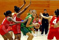 Zara (con el bal�n), rodeada de contrarias durante un partido ante la selecci�n de Bogot�.