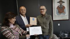 Kiko Rey recibi la distincin al mrito deportivo de la Xunta el pasado mes de abril. Lo acompaan la alcaldesa, Maria Gueimunde, y el jefe del servicio provincial de Deportes de la Xunta, Manuel Cadramn.