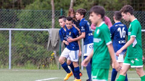 Iker y Hugo, a la izquierda, celebran un gol del infantil B del Real Oviedo
