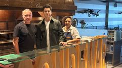 David Henrie, con Manuel Antelo y Beln Lema, del restaurante Son de Mar de Muxa