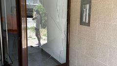 Destrozos en un portal