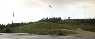 Los trabajos de sellado del vertedero han dado paso a un manto verde en la zona. 
