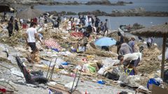 Playa de El Trampol�n, en Ceuta, tras el desalojo de los inmigrantes.