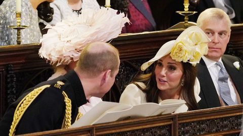 Kate Middleton repiti�. Era uno de los estilismos m�s esperados y a muchos defraud�. El vestido que Kate Middleton escogi� para la boda de Meghan Markle y Harry era repetido (hasta en tres ocasiones). Lo llev� en el bautizo de la princesa Charlotte, en el evento �Trooping the color� del 2016 y en el 100 aniversario de la batalla de Passchendaele (en el 2017). 