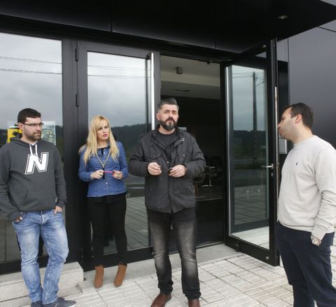 Algunos afectados y el alcalde pedáneo, el pasado miércoles.
