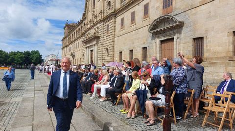 El alcalde, Jos Tom, pasa frente a la zona reservada para los que iban a jurar bandera