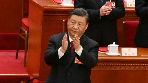 El presidente chino Xi Jinping aplaude despus de la clausura de la Asamblea Nacional Popular 