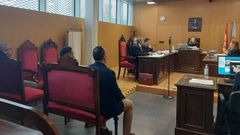 Los tres acusados, en la vista celebrada en Ourense, que se tuvo que suspender por la ausencia de testigos