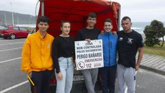 Socorristas ayer en Carballo