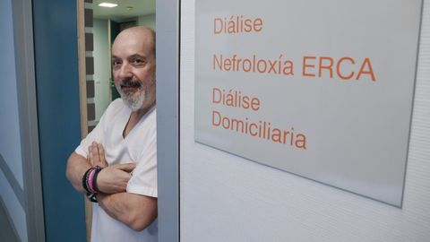 El doctor Jesús Calviño, jefe del Servicio de Nefroloxía del HULA, pionero en hemodiálisis domiciliaria.