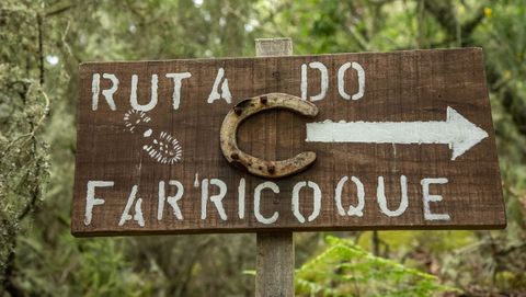 Un letrero indicador de la ruta