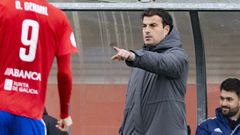 Sim�n Lamas, entrenador del Berganti�os, dando indicaciones.