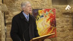 Jos� Lu�s Rabu�al, cuando fue reconocido Bo e Xeneroso por la Fundaci�n Pondal. En la imagen, un cuadro de la autor�a de Viki Rivadulla, �A tola�.