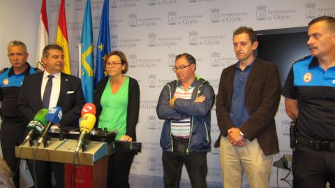 La alcaldesa y Esteban Aparicio, junto a responsables de Polic�a Local y Bomberos