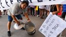 Un hombre protesta con una olla vac�a, ayer en Ciudadela, Buenos Aires.