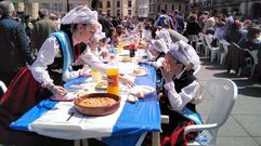 Jovenes vestidas de asturiana comparten la comida en la calle de Avil�s.Las xanas y xaninas de las fiestas de El Bollo