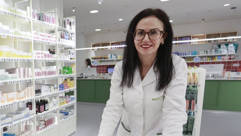 La farmace&uacute;tica Tamar Troncoso, en su negocio.