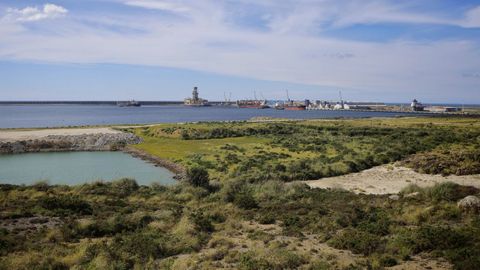 En primer t�rmino, vista de la zona en la que se instalar�n las empresas de e�lica marina y en la que se har� un nuevo muelle