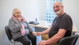 Eliseo Castro, en el centro terap�utico de Afapo en Pontevedra, con Donilia, su suegra