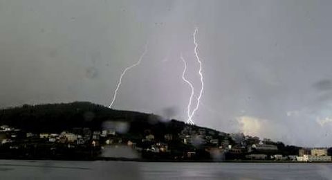 Cientos de rayos cayeron el martes sobre la comarca. 