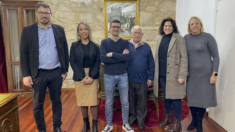 El alcalde Anxo Arca y la concejala Chus Campos, con los representantes de las empresas